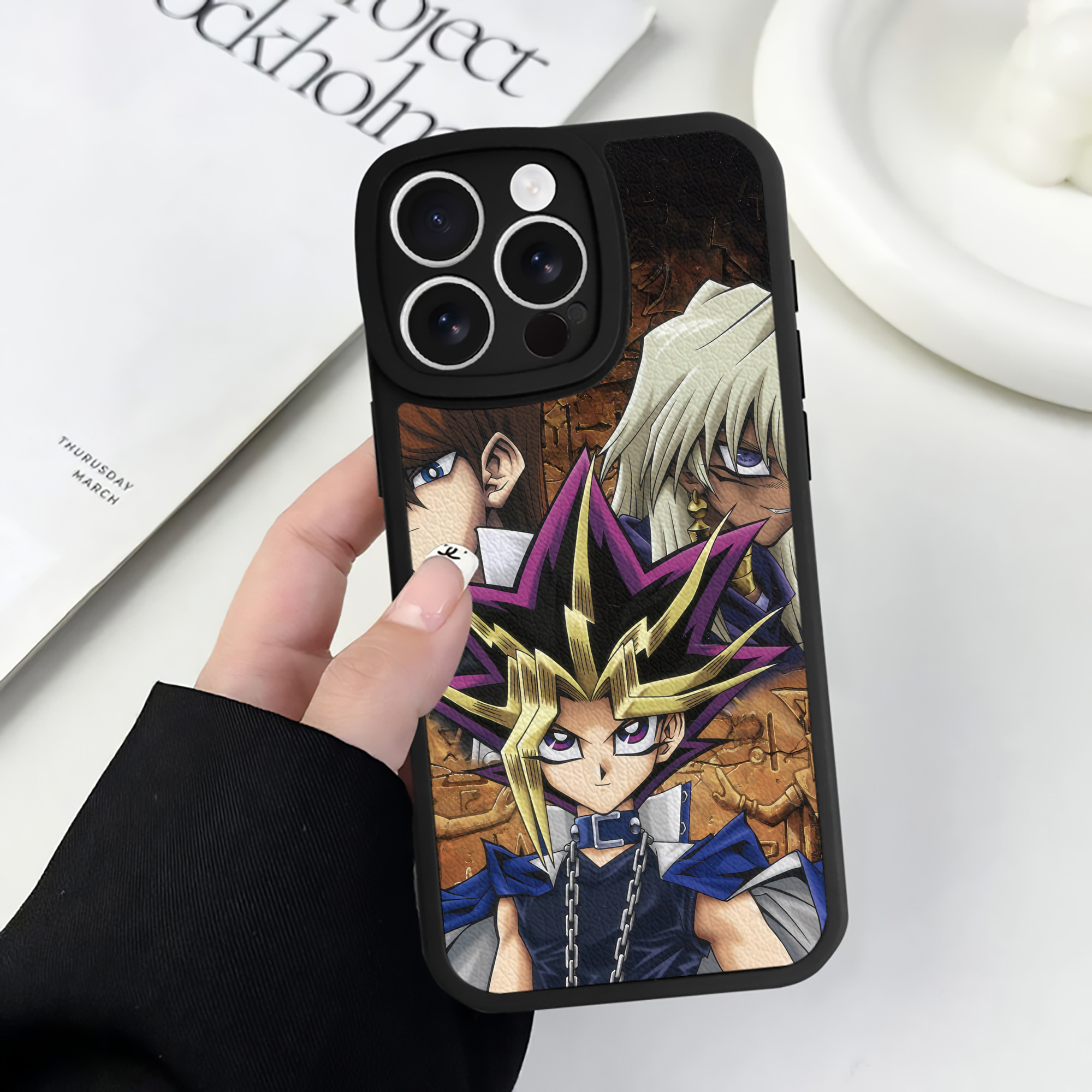 （画像用） 遊☆戯☆王 Yu-Gi-Oh! 【iPhone 16シリーズ対応】シリコンスマホケース（レザー調） 材質：シリコン
